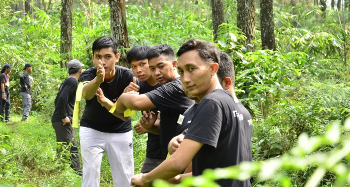 Industri dan Organisasi <b>04. <i>Outdoor Training</i></b> 8 tes